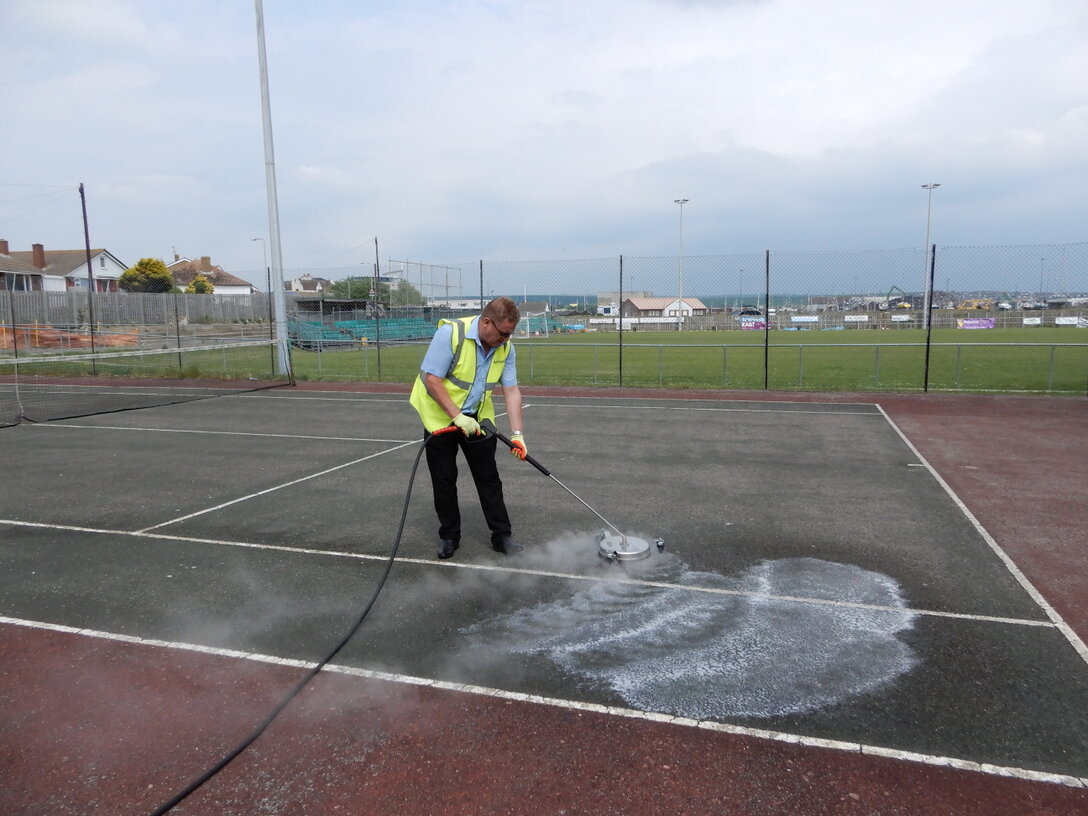 Mycie urządzeń placu zabaw gorącą wodą