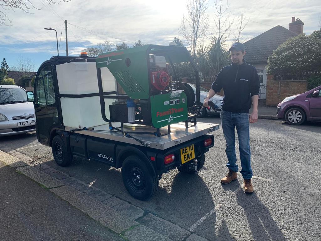 Zabieg odchwaszczania na parkingu