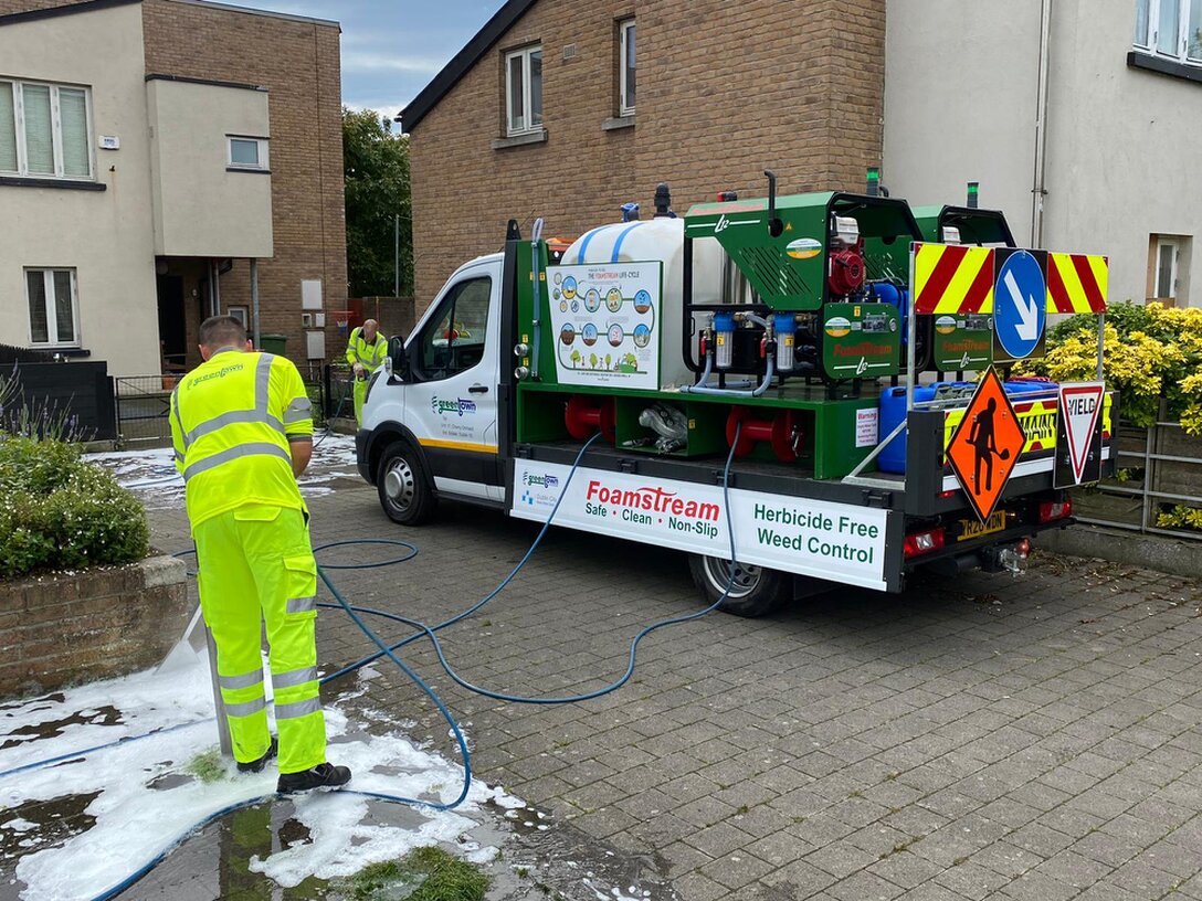 Kostka brukowa przed i po czyszczeniu