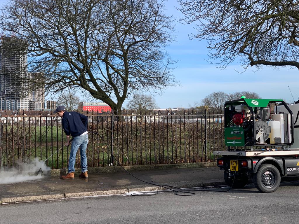 Miasto utrzymujące chodniki bez chemii