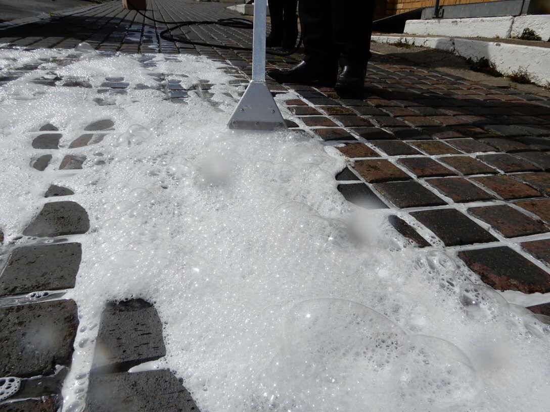 Usuwanie chwastów z kostki brukowej