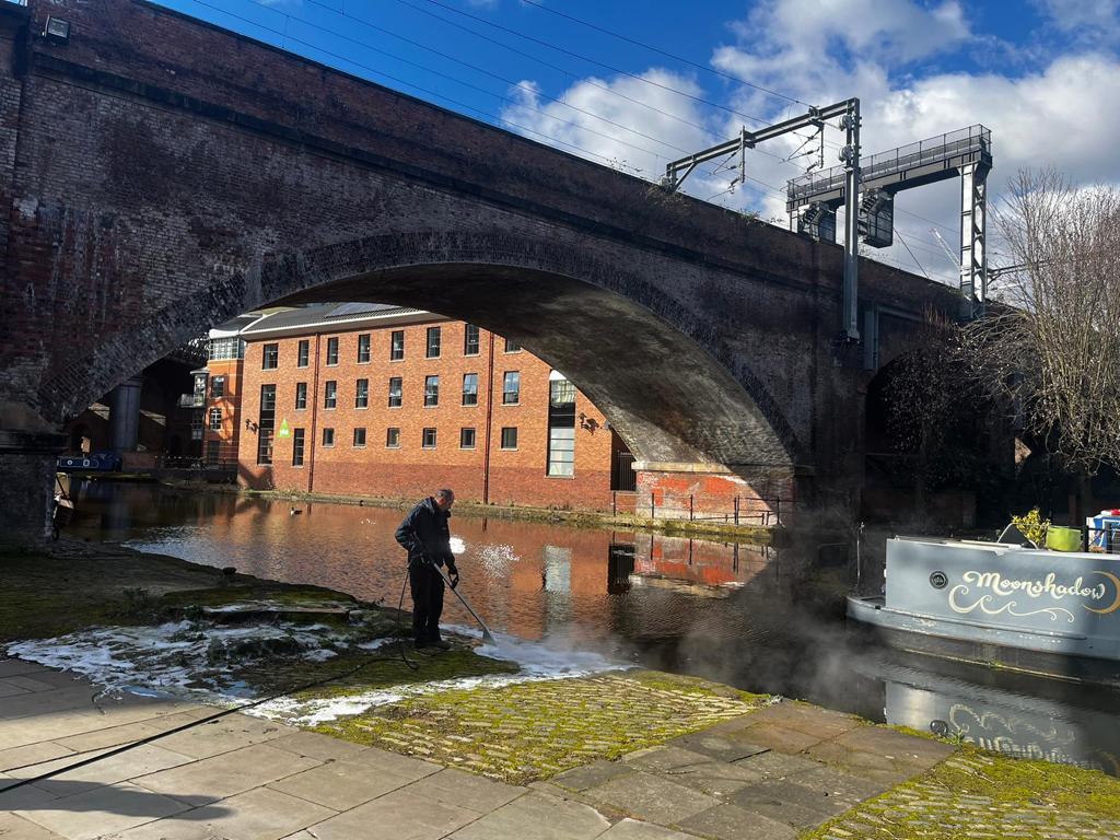 Czyste miejskie chodniki i infrastruktura po myciu
