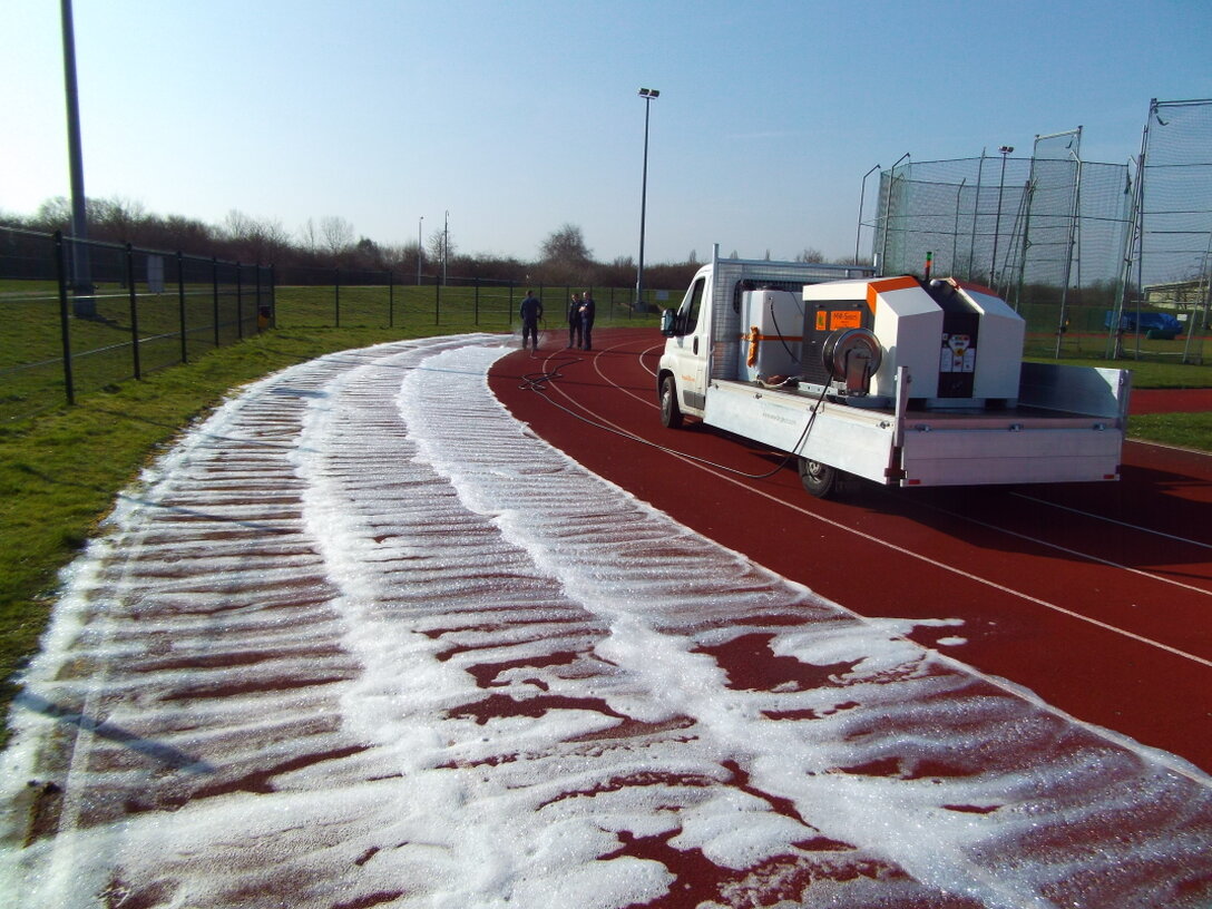 Czyszczenie urządzeń siłowni plenerowej